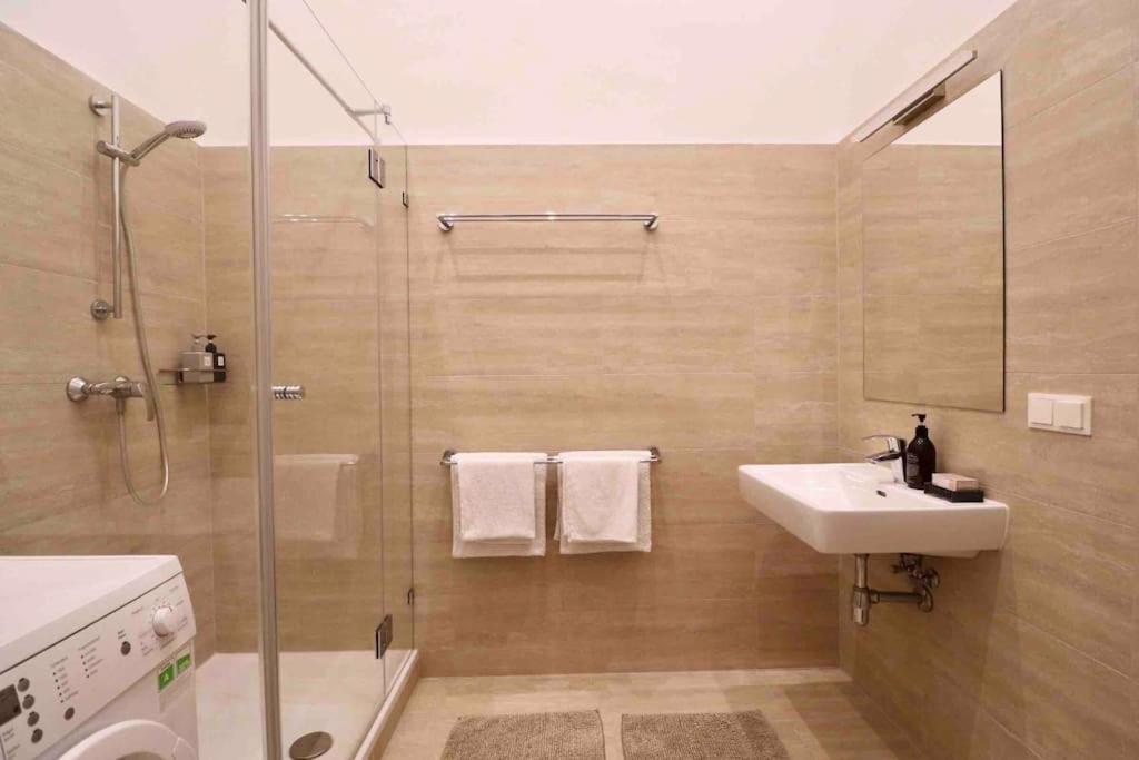 Center Apt In Best Area Near Park & Danube 20'To Airport Apartamento Viena Exterior foto